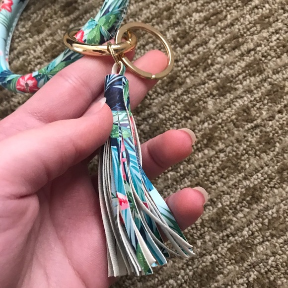 2 for $10 💋FINAL PRICE Key Ring Bangle w/ Tassel - Picture 14 of 15